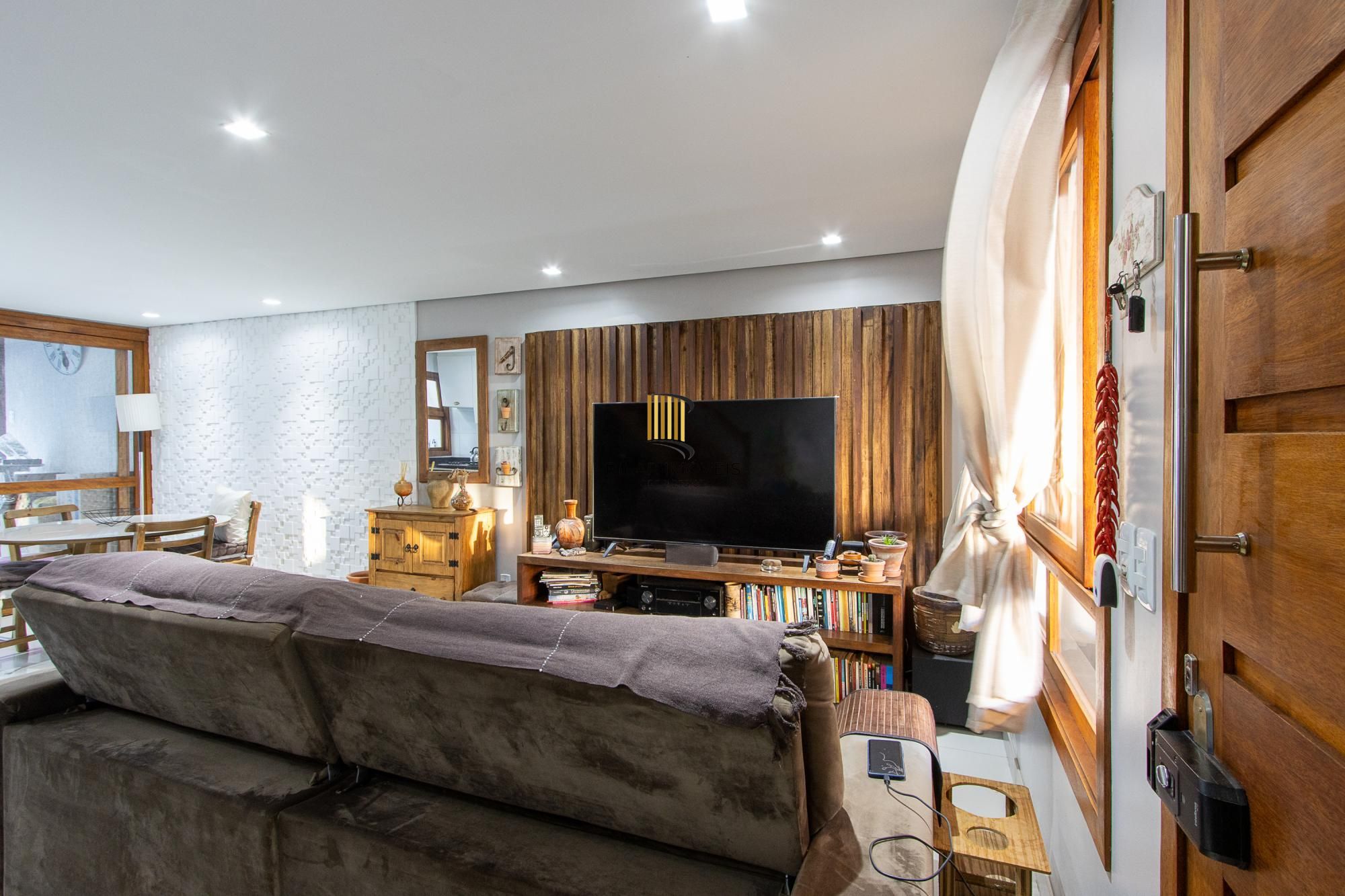 Casa de condomínio, 3 quartos, 1 suíte, piscina e 2 vagas de garagem;