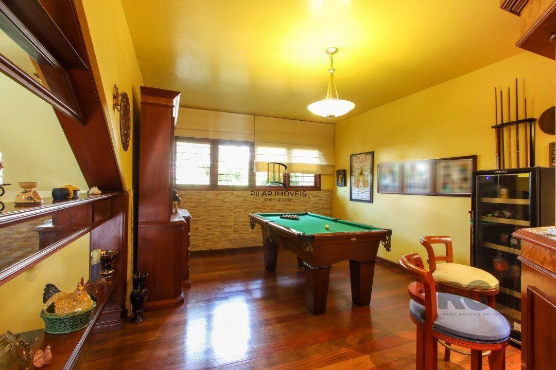 Casa com 4 dormitórios, sendo 1 suíte, com 2 vagas cobertas, no bairro Nonoai, Porto Alegre, RS
