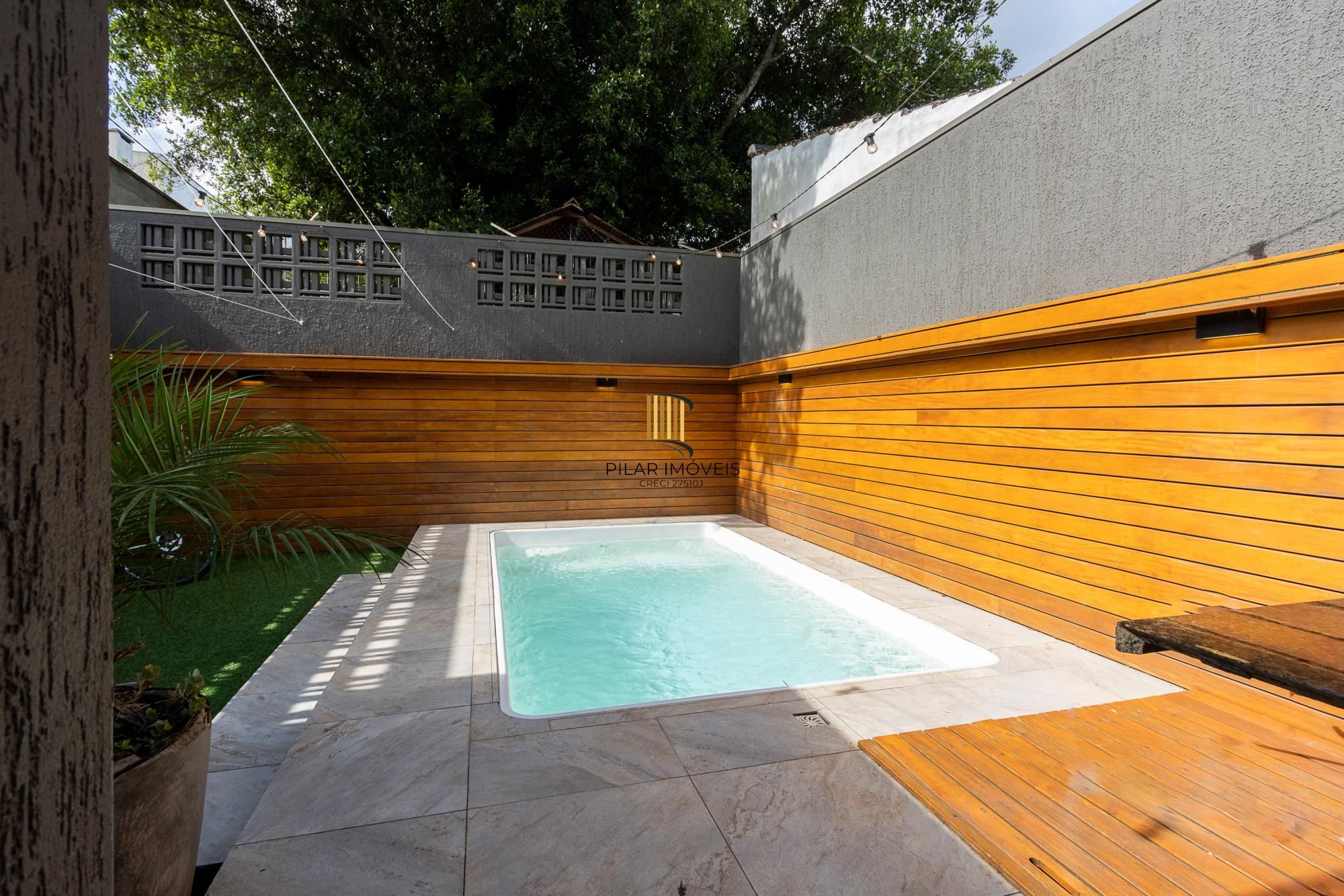 Casa 3 dormitórios no bairro Hípica