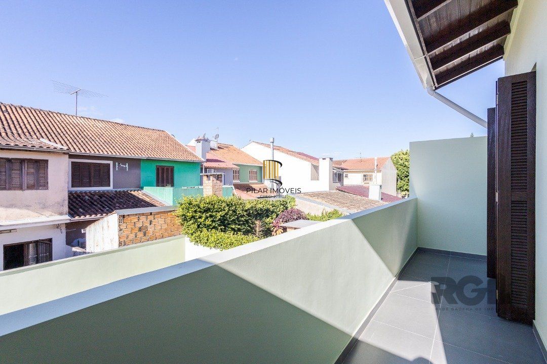 Casa 103m² - 3 dormitórios, 1 suíte, piscina, 2 vagas no bairro Hípica