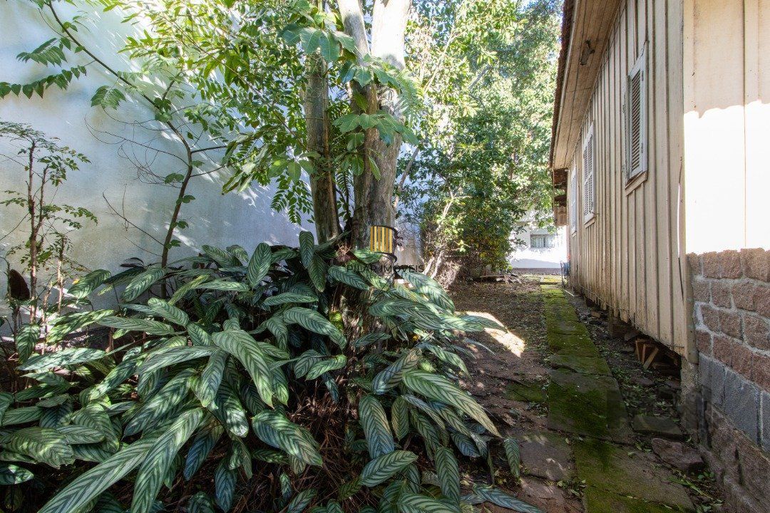 Terreno plano com 439m², localizado na Avenida Copacabana, no limite entre os bairros Tristeza e Assunção