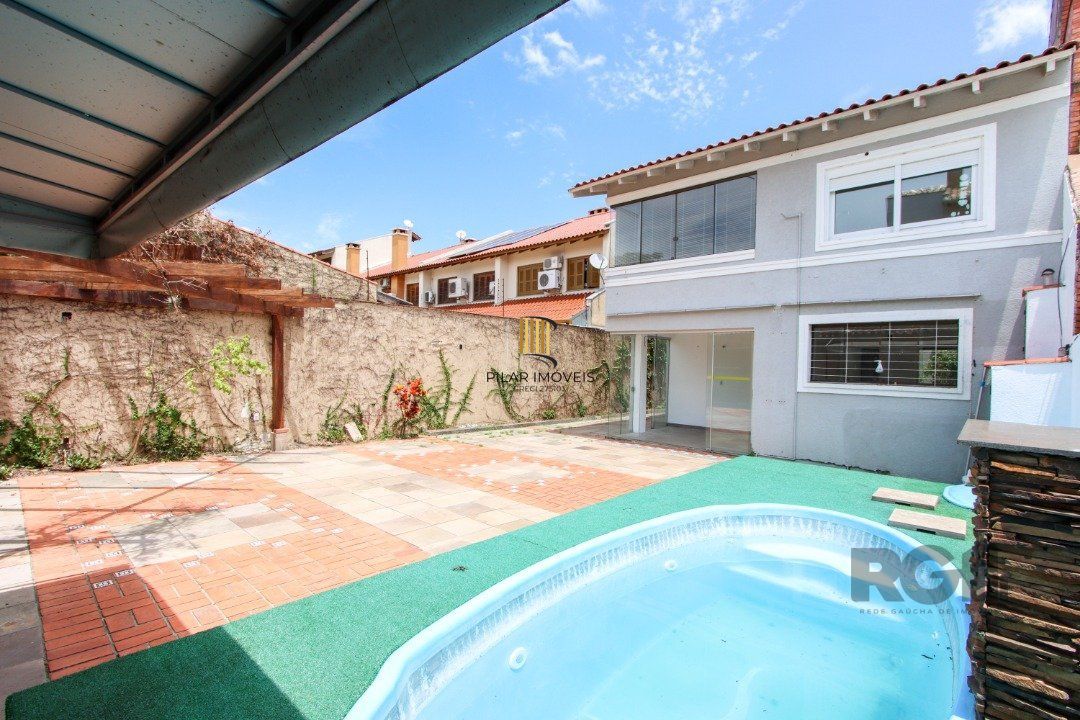 Casa com 4 quartos, com 347,57 m 2 privativos