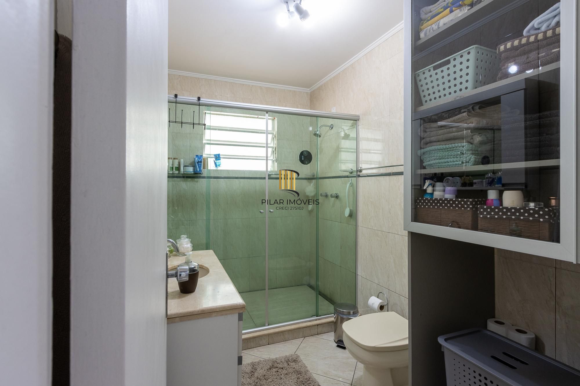 Casa de alvenaria, 4 dormitórios, 2 suítes, bairro Cristal.