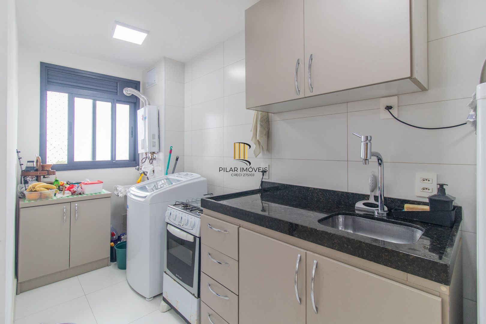 APARTAMENTO SEMIMOBILIADO 2 DORMITÓRIOS SENDO 1 SUÍTE E 1 VAGA ESCRITURADA