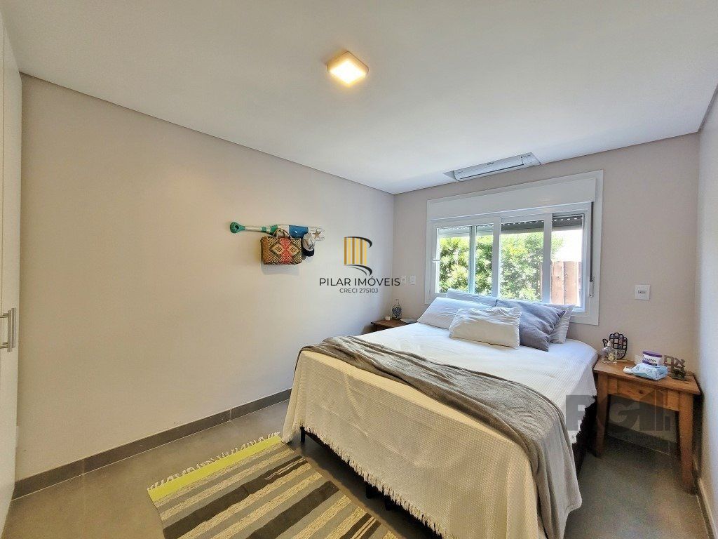 Excelente Sobrado de esquina,  com vista para o lago,  próximo ao clube social, no Condomínio Acqualina Beach,  localizado na praia de Maristela , em Xangri-La,.  Possui 4 dormitórios, sendo 3 suítes,