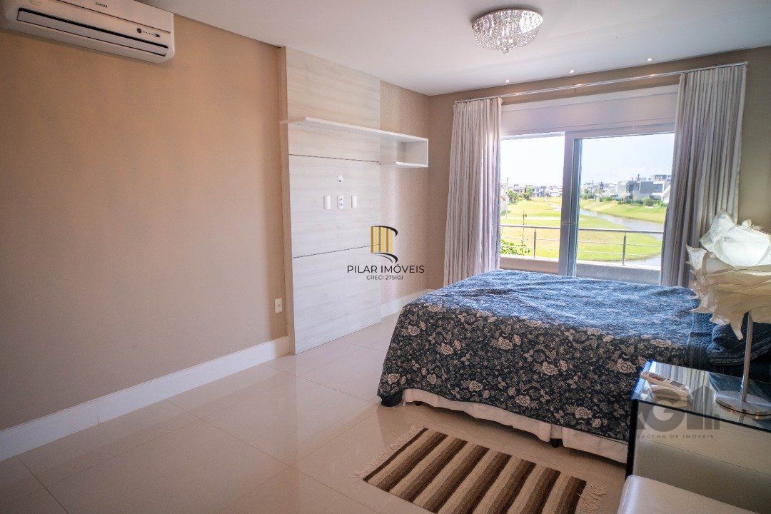 Oportunidade Única! Casa em Condomínio à Beira do Lago com 4 Suítes, sendo uma Térrea e uma Suíte Master Espetacular!