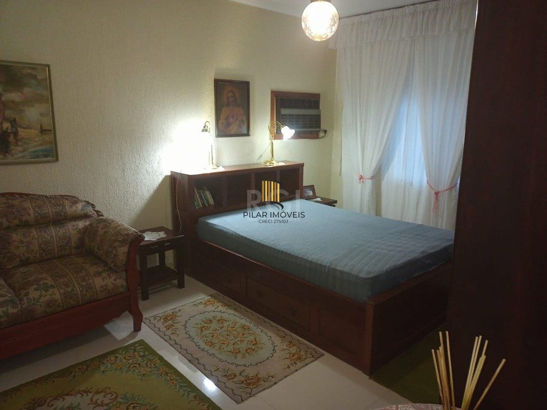 Casa para Venda - 220m², 3 dormitórios, sendo 1 suites, 1 vaga - Camaquã