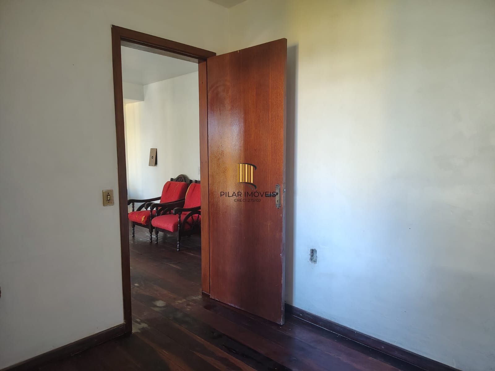 Casa de 4 dormitórios, 1 suíte e 4 vagas de garagem no bairro Cavalhada.