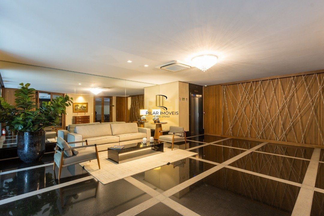 Apartamento mobiliado, com cerca de 256,42m² privativos e com 3 suítes,