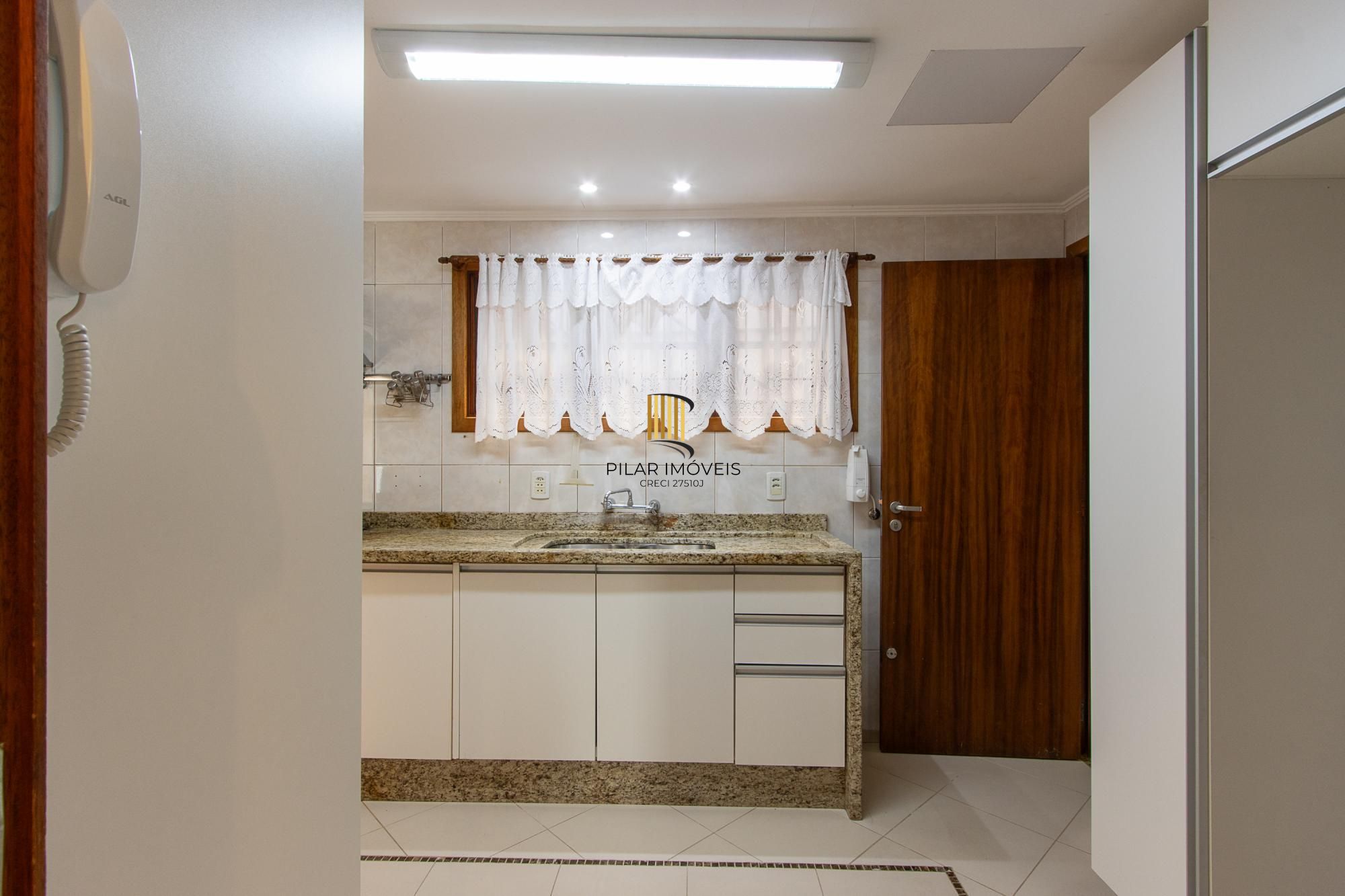 Excelente casa de 3 dormitórios, 1 suíte, pátio, piscina e vaga para 2 carros cobertas.