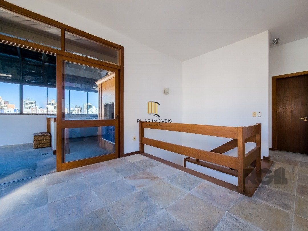 Cobertura com 222m² privativos, 3 quartos, 1 suite, lareira, piscina, 2 vagas no Bairro Rio Branco