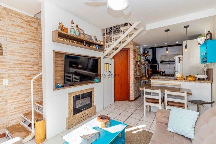 Casa de 3 dormitórios, em condomínio fechado na zona sul de Porto Alegre,  com lareira, churrasqueira e vaga de garagem.