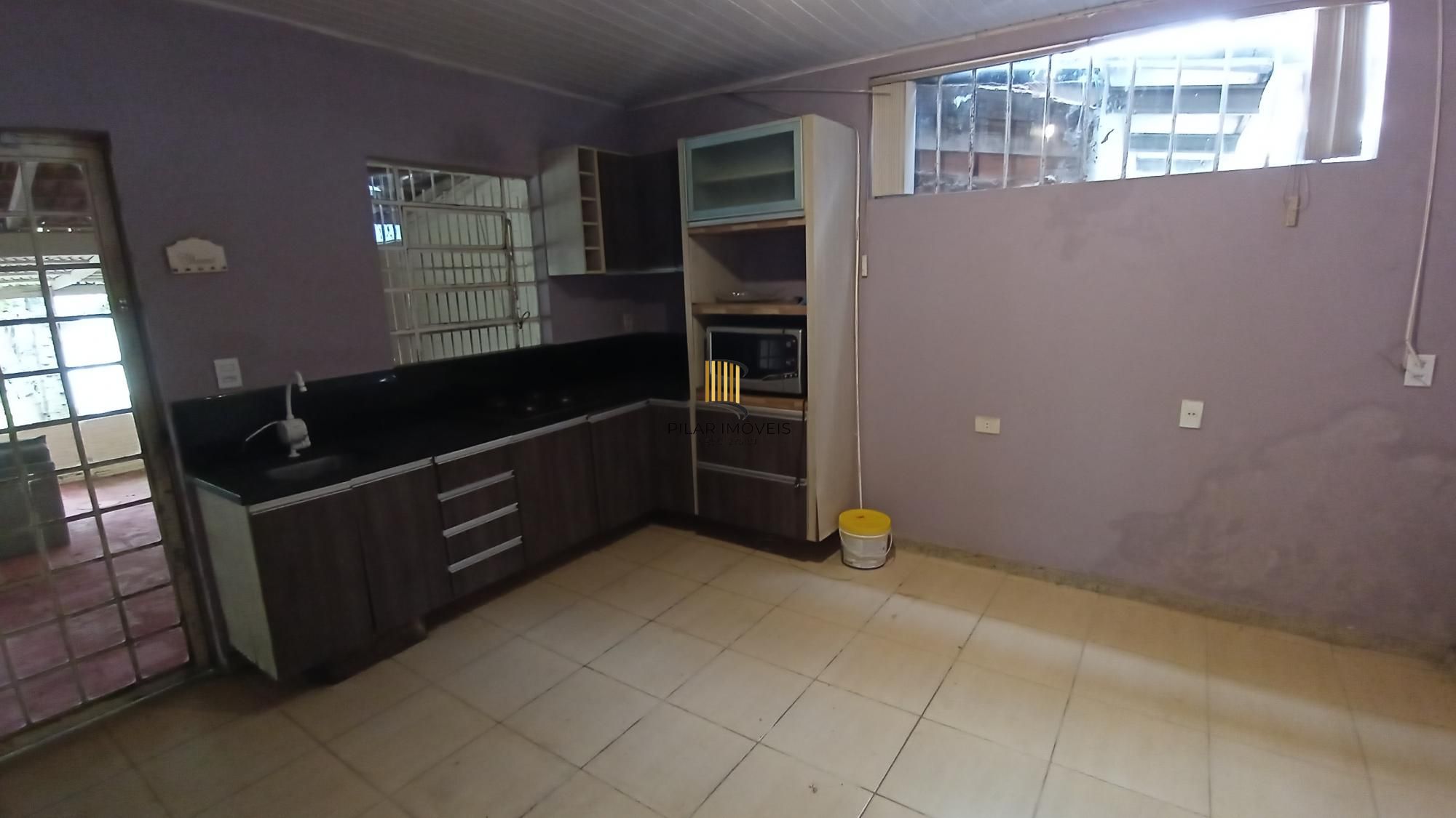 Sossego e natureza em Porto Alegre: 3 quartos, piscina e quase 2000m² de área