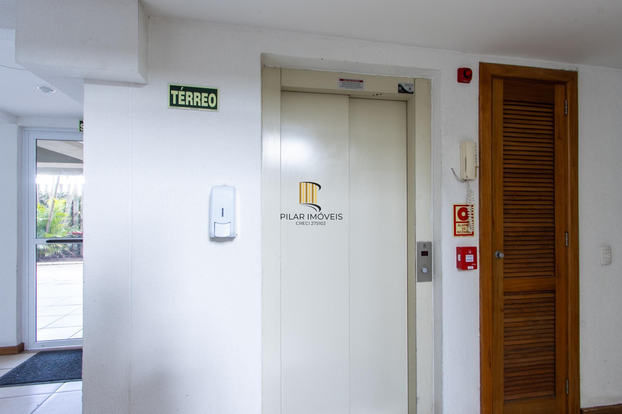 Apartamento de 2 dormitórios, na zona sul de Porto Alegre, semi-mobiliado, churrasqueira e box escriturado.