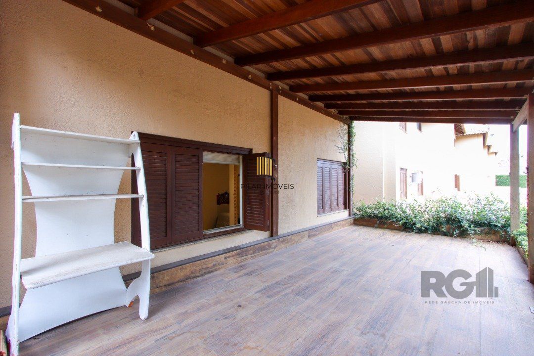 Casa com 327m² de área privativa, oferecendo 3 dormitórios, sendo 3 suítes