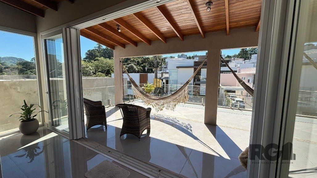 Casa em condomínio com 4 suítes, 4 vagas de garagem, pátio com piscina