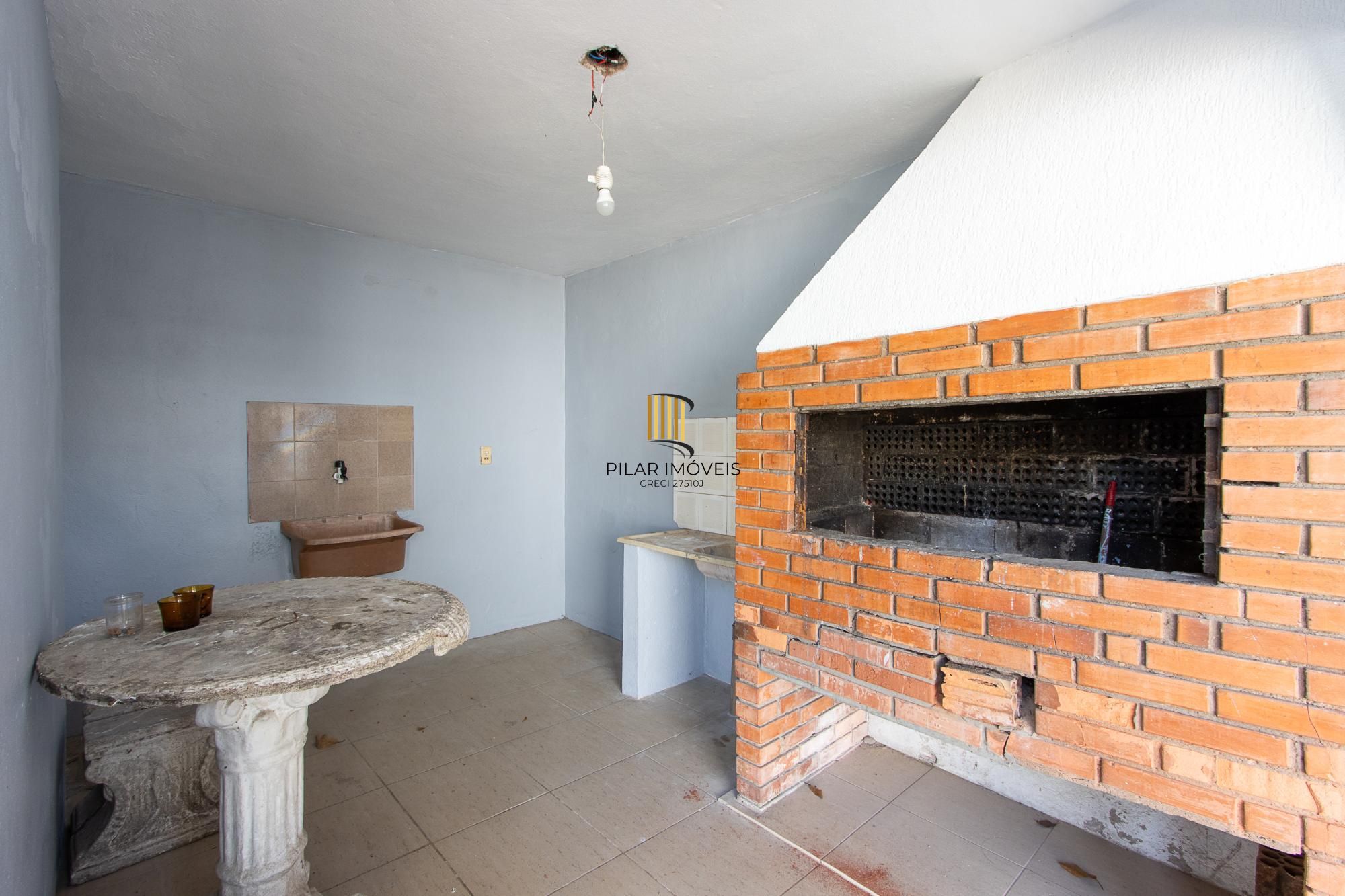 Casa de alvenaria, com 3 quartos, 1 suíte e 3 vagas de garagem.