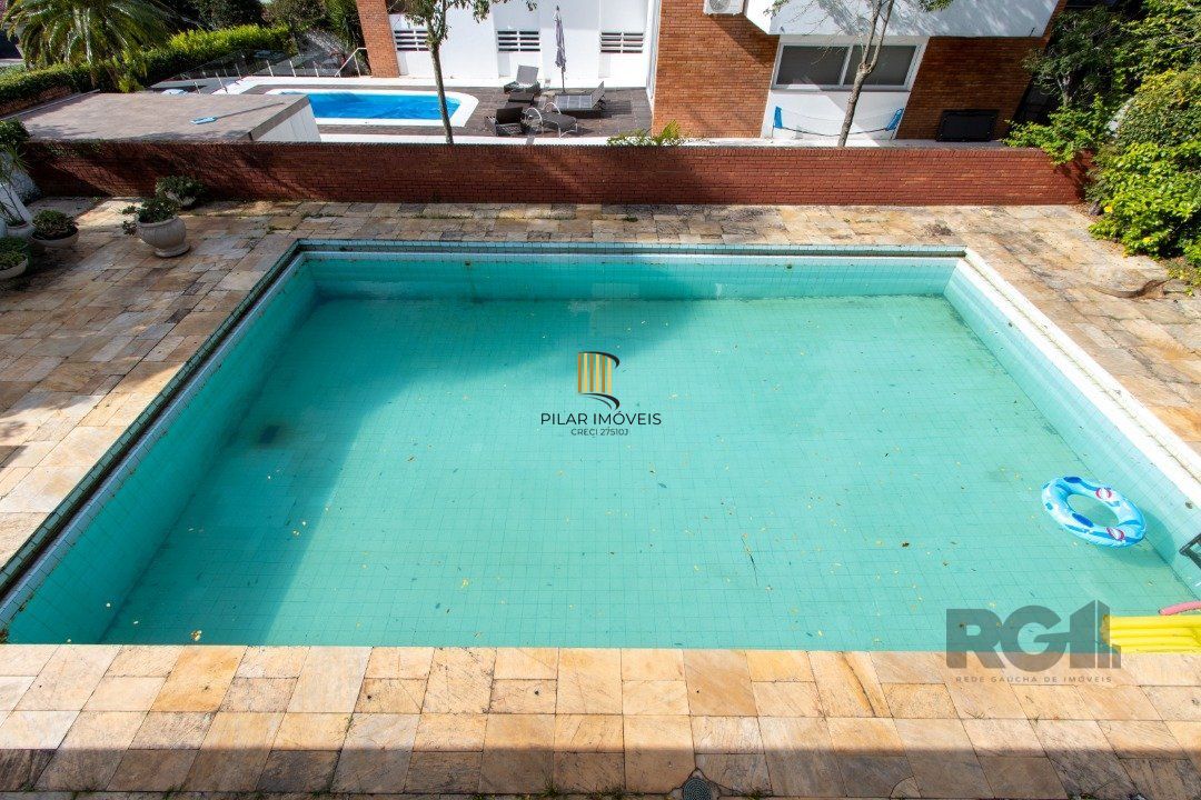 Casa com 724 m² privativos, 4 dormitórios sendo 4 suítes, 6 vagas sendo 3 cobertas