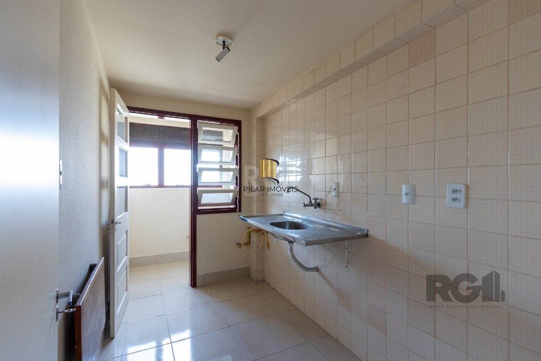 Apartamento de 64,04m², com  2 quartos, com vaga de garagem coberta e escriturada, esquina com a Av. Wenceslau Escobar.