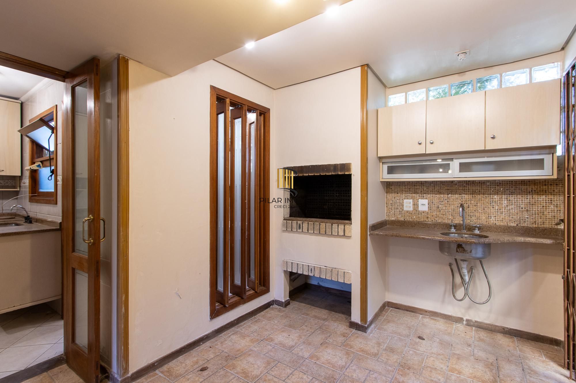 Casa 3 dormitórios, 1 suíte, 2 vagas - Bairro Camaquã