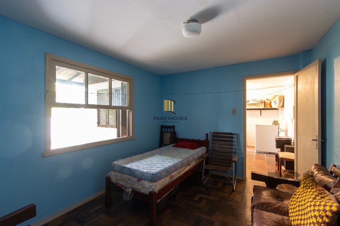 Casa térrea, 2 quartos, 2 vagas, edicula com 1 quarto e um banheiro - Bairro Tristeza