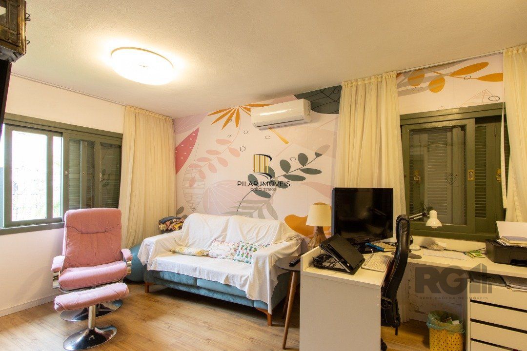Casa térrea, 3 quartos, edícula, com 2 suites, pátio - Bairro Guarujá