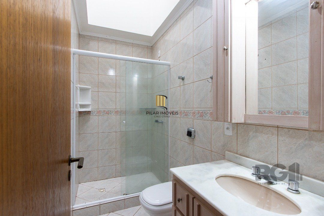 Casa de alvenaria, 3 dormitórios, 1 suíte e pátio com piscina, bairro Espírito Santo.