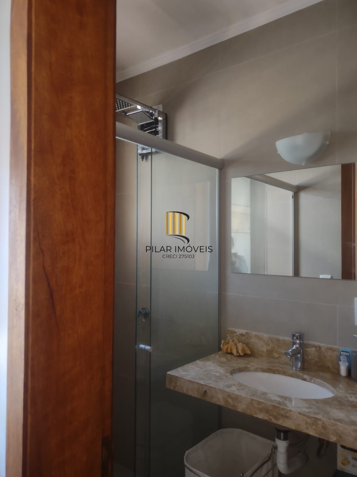 Casa de condomínio, 3 quartos, 1 suíte, piscina e 2 vagas de garagem;