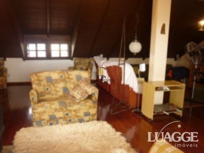 casa com 4 dormitórios, sendo uma suíte , e 530 area privativa