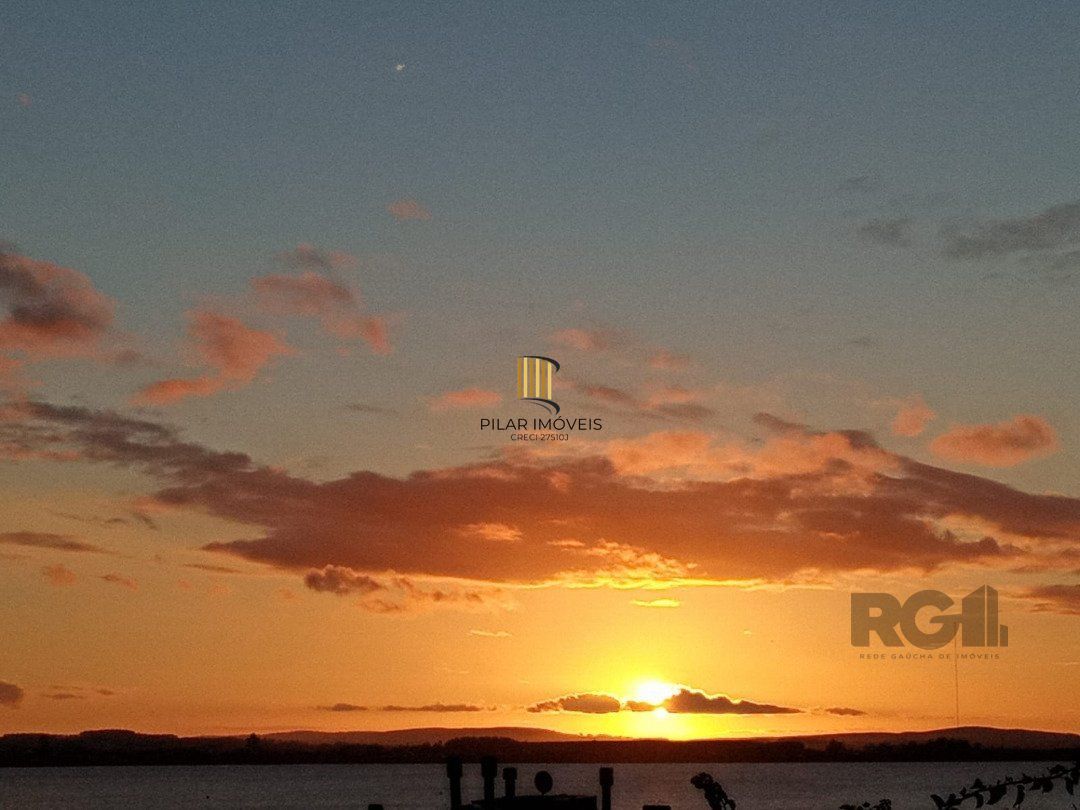 residência com vista panorâmica espetacular para o Guaíba em todos os cômodos da casa, hall de entrada, gabinete, lavabo, living para três ambientes com sacada e vista