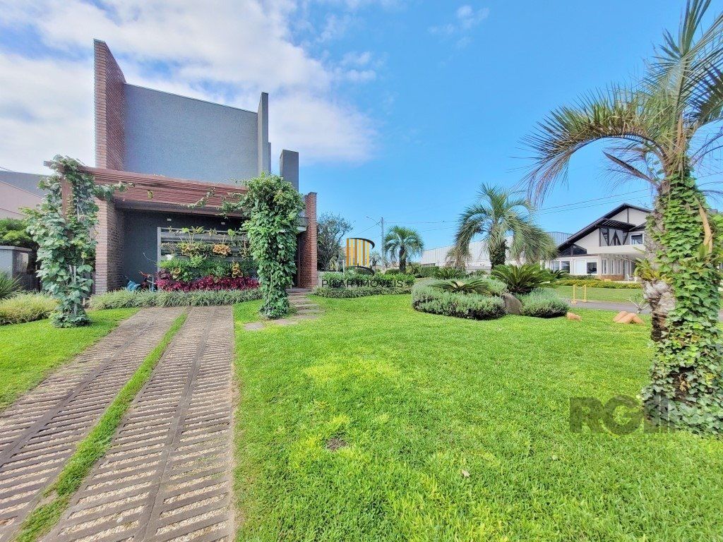 Excelente Sobrado de esquina,  com vista para o lago,  próximo ao clube social, no Condomínio Acqualina Beach,  localizado na praia de Maristela , em Xangri-La,.  Possui 4 dormitórios, sendo 3 suítes,