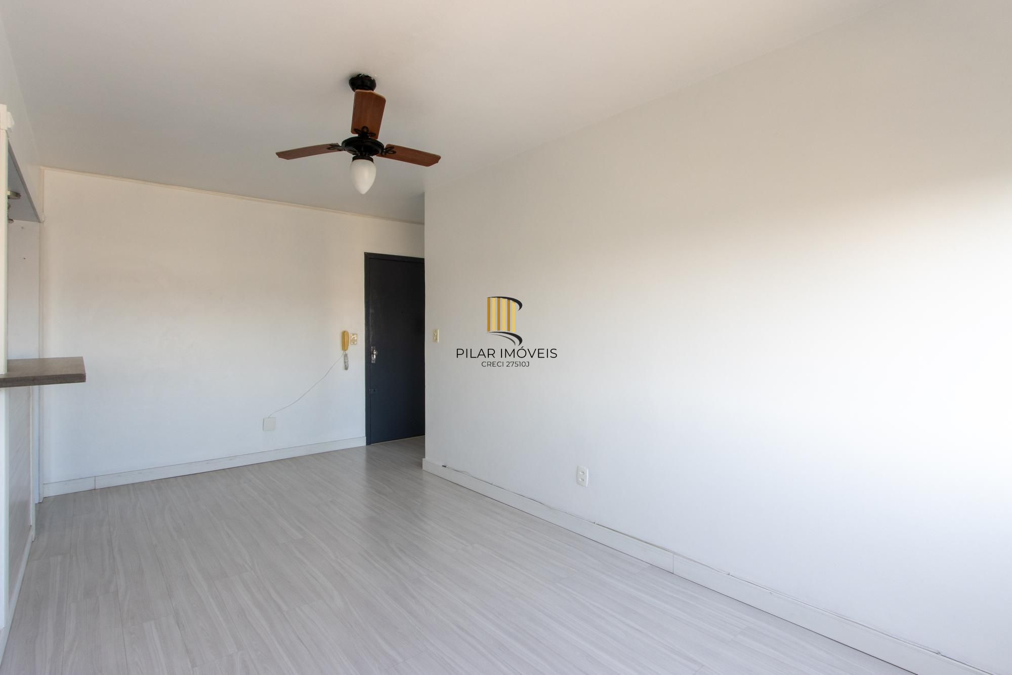 Apartamento semimobiliado à venda no bairro Cristal, 2 dormitórios, 2 banheiros, 1 vaga coberta e vista livre para o Guaíba