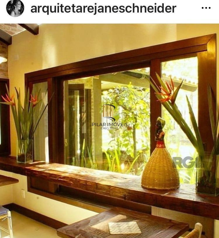 Casa com  griffe, no Condomínio Carmel, no coração do litoral norte, juntinho à Central de Atlântida,  entre bosques e ares de serra.