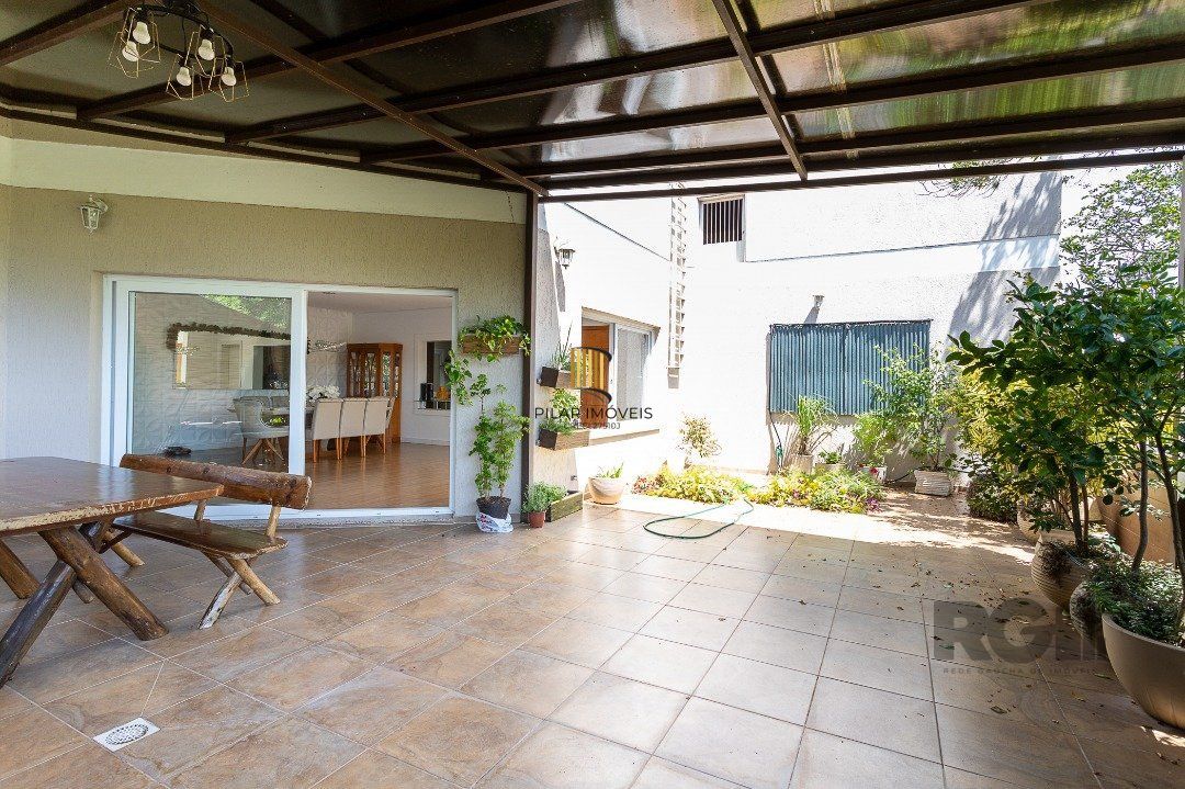 Apartamento com uma cobertura horizontal com 329,10 m² privativos com suíte