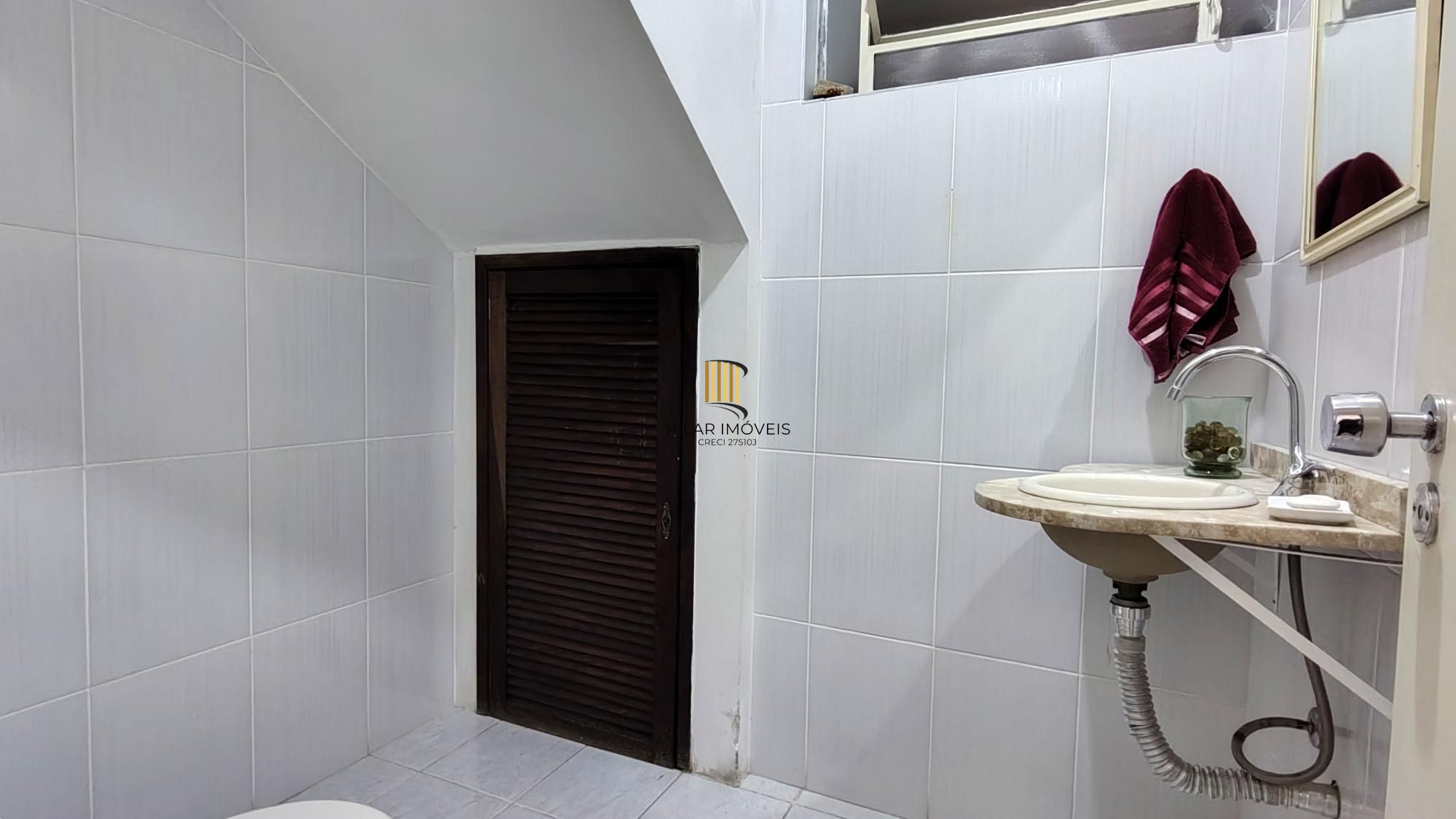 Casa de condomínio, 3 dormitórios, 1 suíte, 1 vaga coberta, no bairro Cristal.