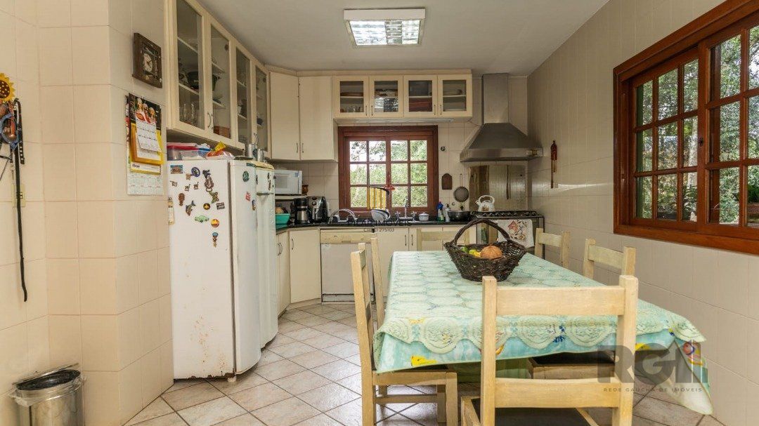 Casa 6 dormitórios no bairro Cascata