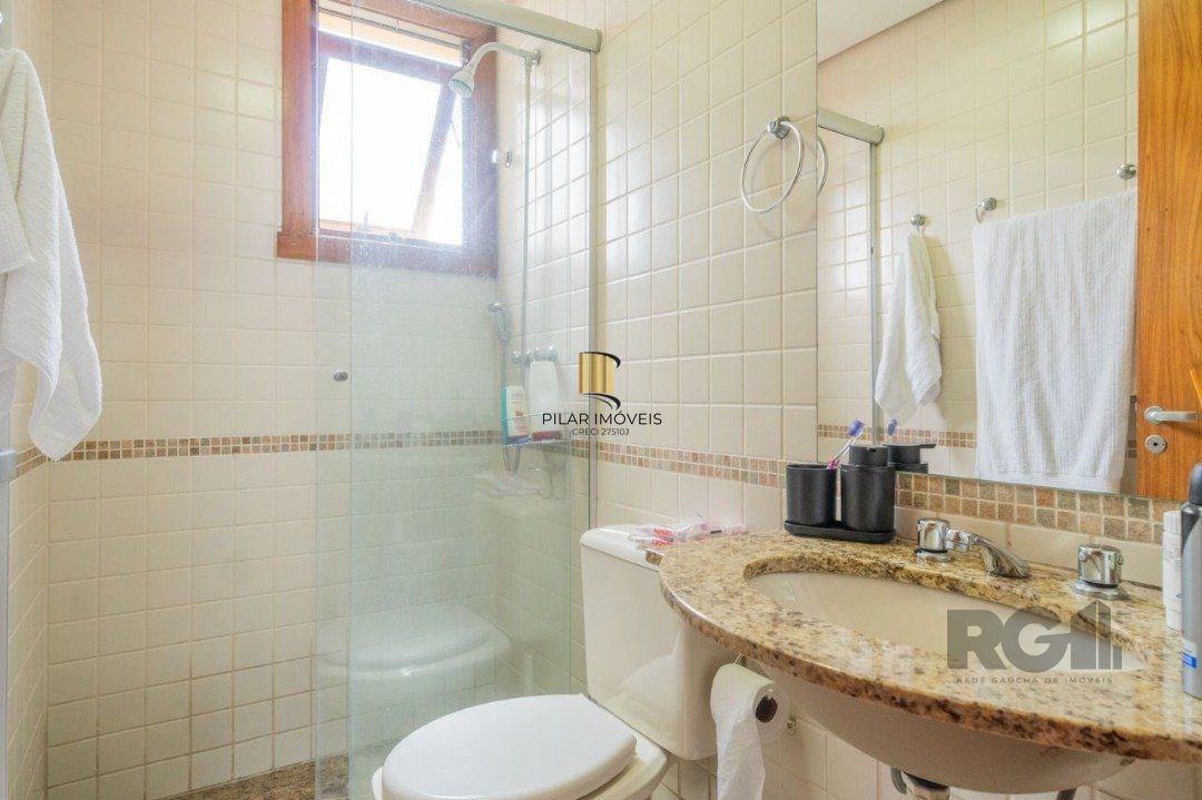 Ótimo apartamento, reformado , dois dormitórios e uma suíte, vaga escriturada.