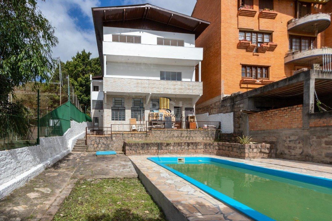 Casa para Venda - 454.7m², 5 dormitórios, sendo 1 suites, 8 vagas - Teresópolis