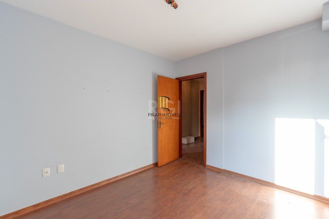 Casa para Venda - 233.34m², 3 dormitórios, sendo 1 suites, 4 vagas - Tristeza