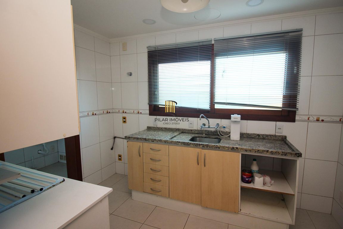 Apartamento de 2 dormitórios, 1 suíte, closet e 2 vagas de garagem .