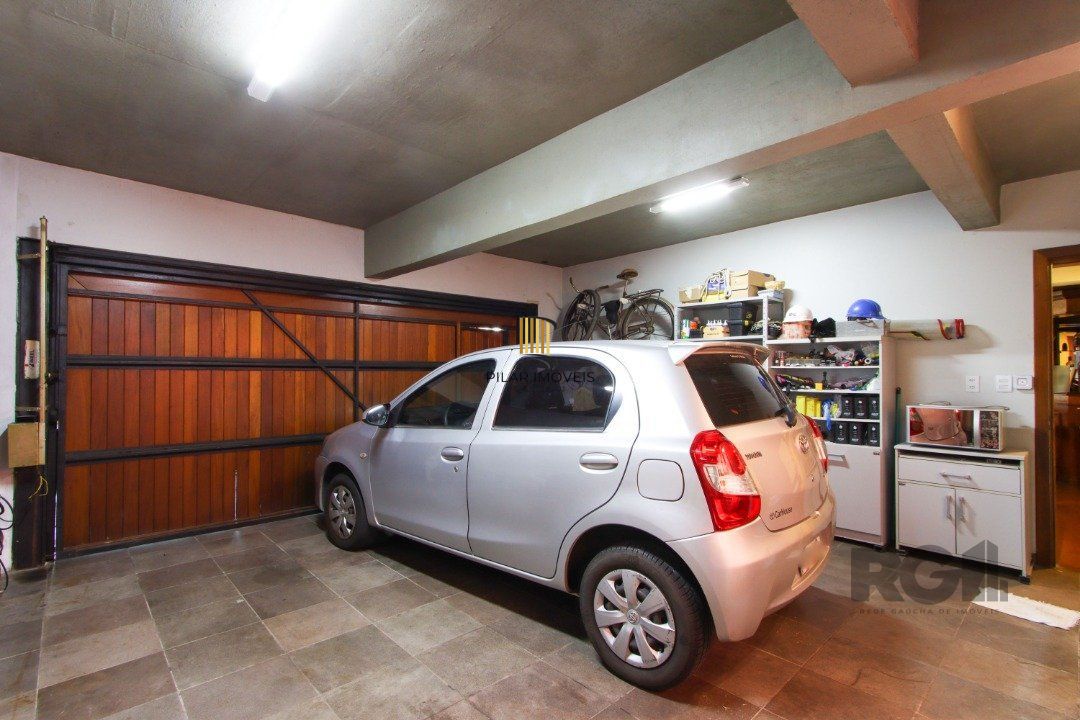 Casa com 4 dormitórios, sendo 1 suíte, com 2 vagas cobertas, no bairro Nonoai, Porto Alegre, RS