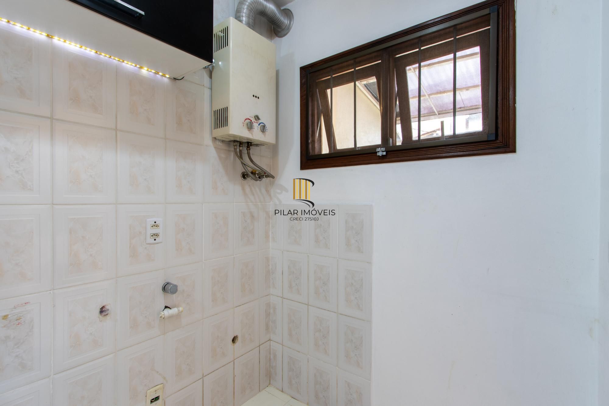 A casa possui 78m² de área construída, com um adicional de 20m²