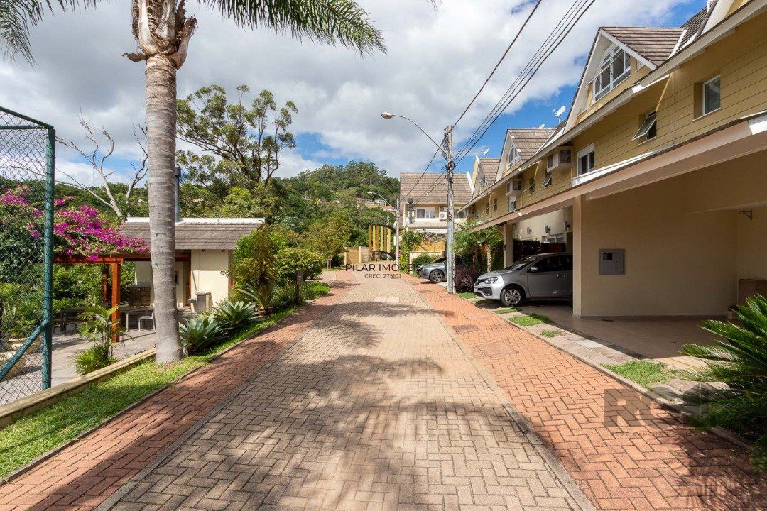 Casa em condomínio fechado,  com 3 quartos,  suíte, 3 banheiros e 2 vagas - Bairro Teresópolis