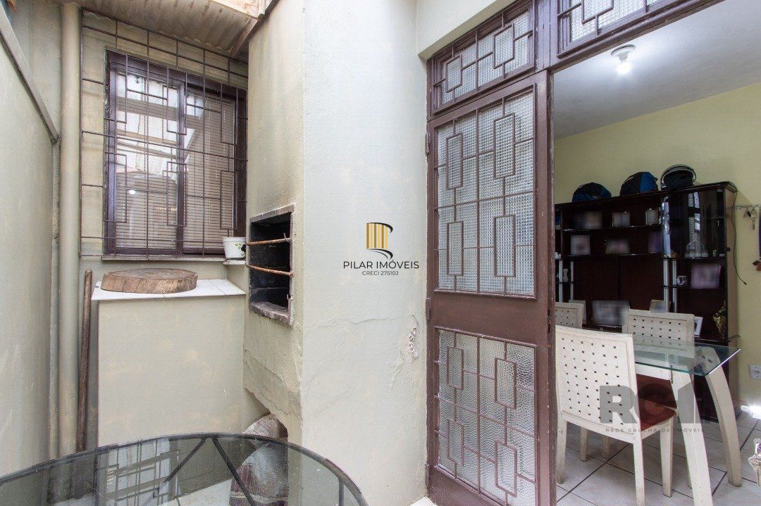 Casa térrea, 3 quartos, 2 banheiros, com pátio no Bairro Cavalhada