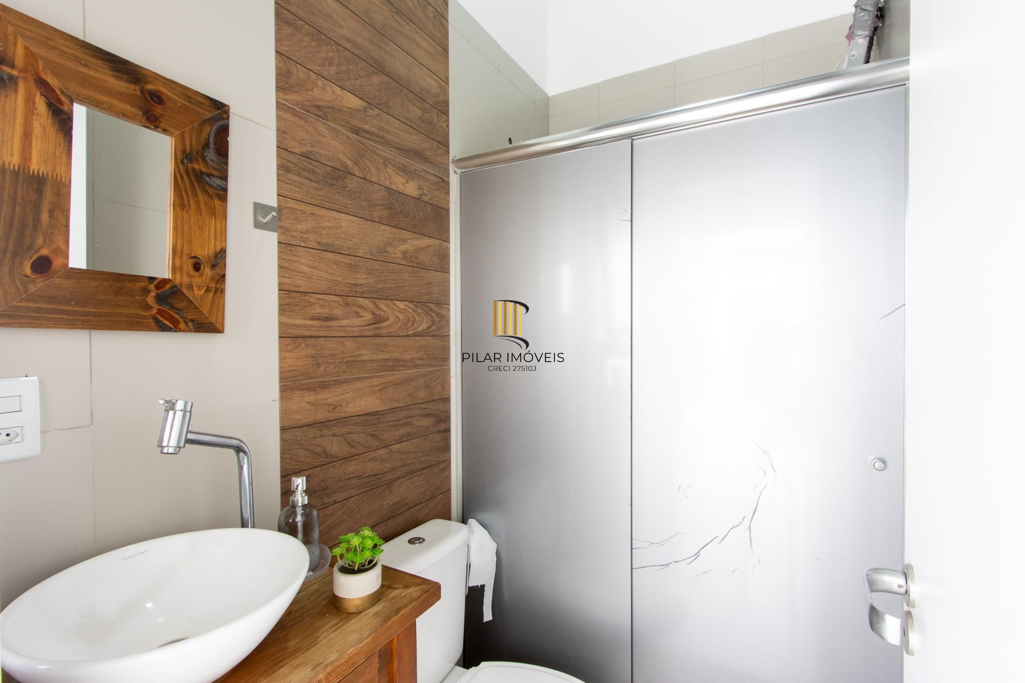 Excelente casa de alvenaria, 4 dormitórios, 2 suítes e 2 vagas de garagem.