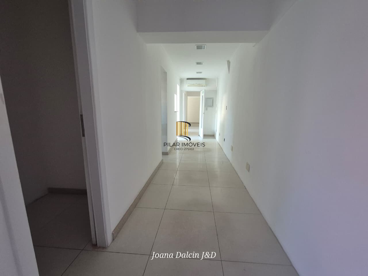 Excelente sala comercial na Galeria Malcon na Andradas