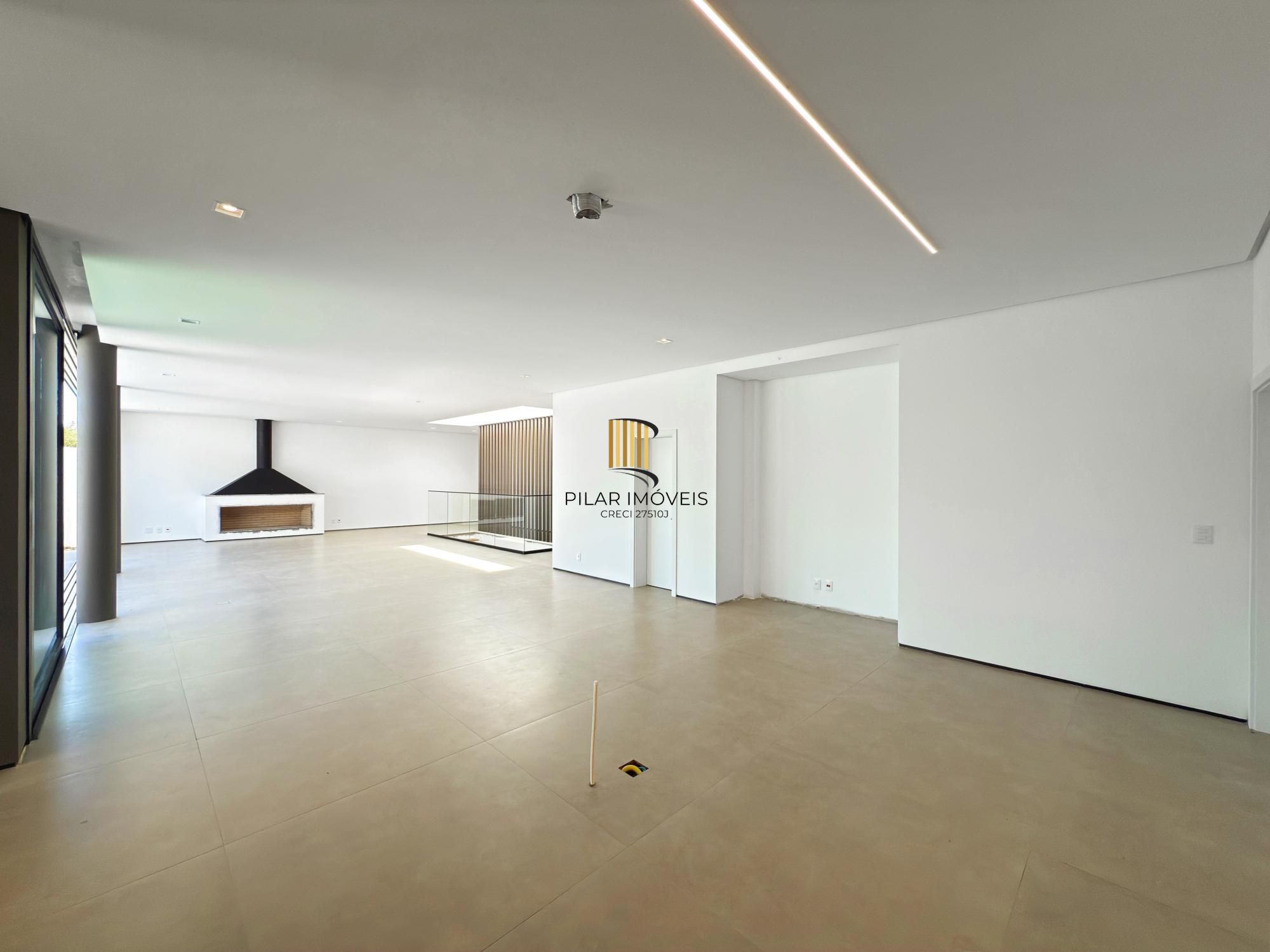 A casa conta com 434m2 de área construída, mas com um aproveitamento total dos 1.012m2 do lote