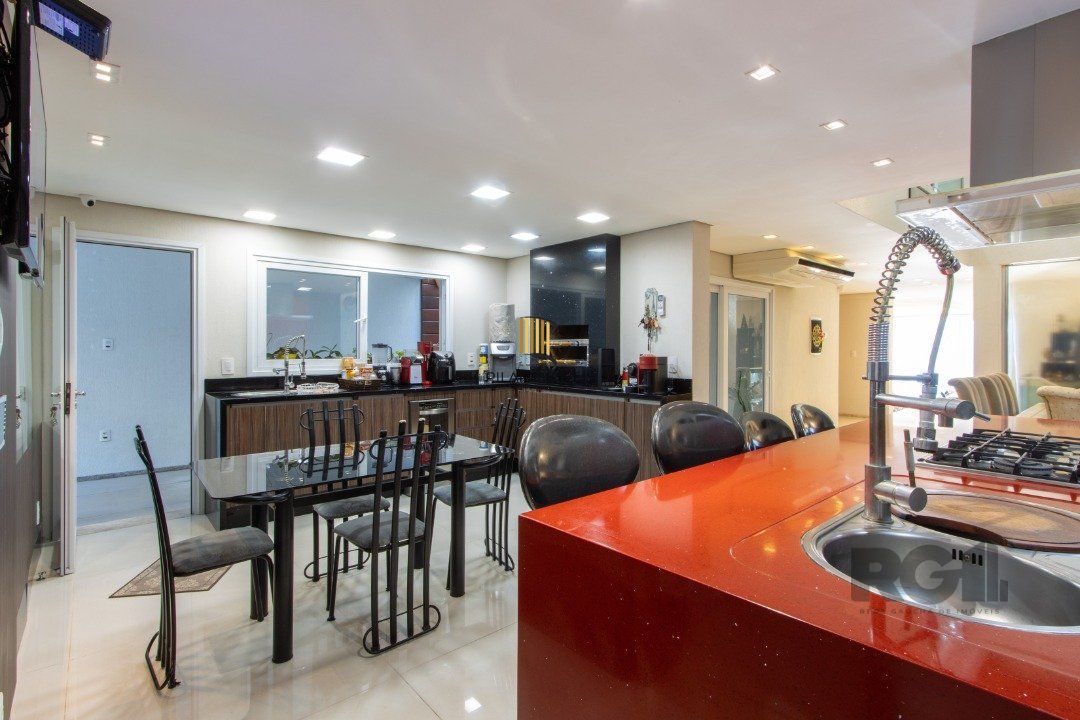 Casa com 5 suites com area privativa 714,00