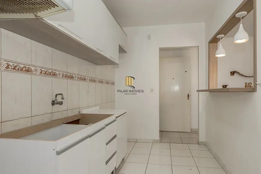 Apartamento de 2 quartos, no Bairro Tristeza, semi-mobiliado, com vaga escriturada.