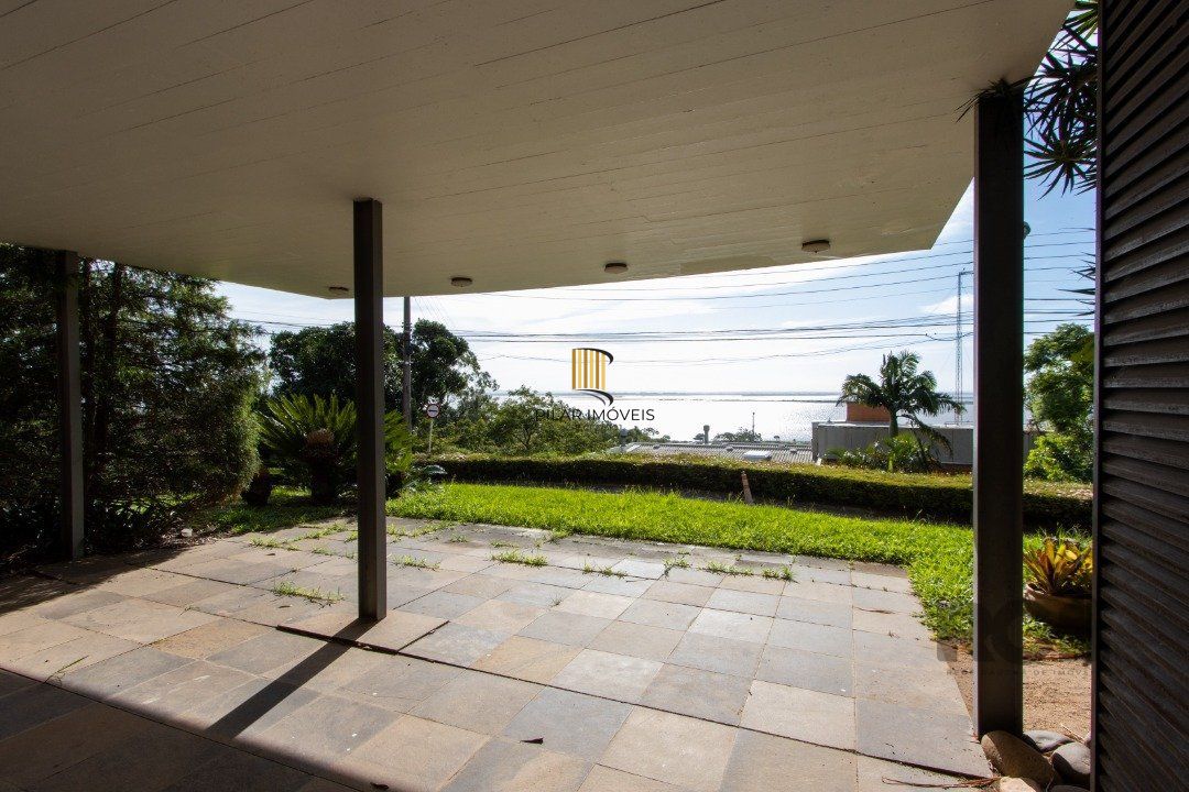 Casa com 724 m² privativos, 4 dormitórios sendo 4 suítes, 6 vagas sendo 3 cobertas